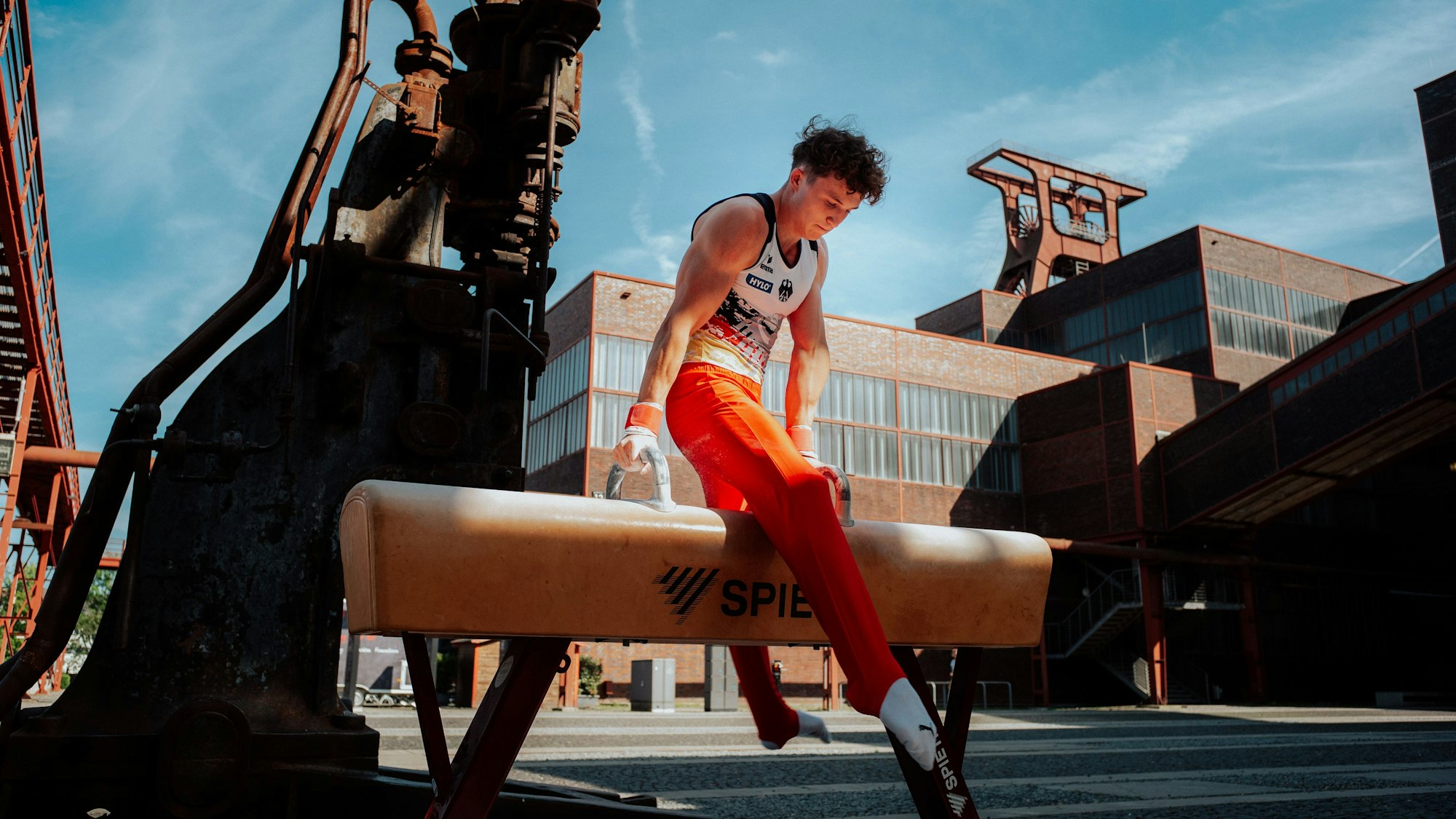 Der Turner Alexander Kunz am Pauschenpferd auf dem Gelände der Zeche Zollverein.