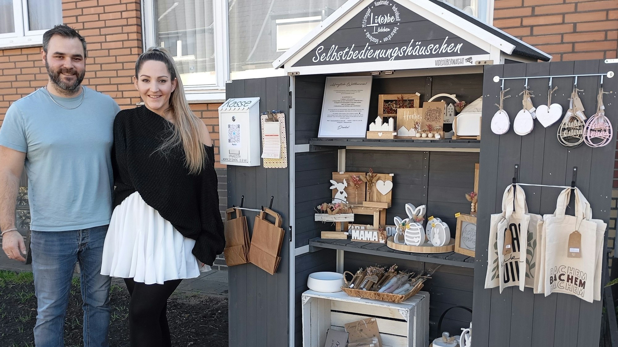Marc und Caro Beck an ihrem Selbstbedienungshäuschen in Frechen-Bachem.