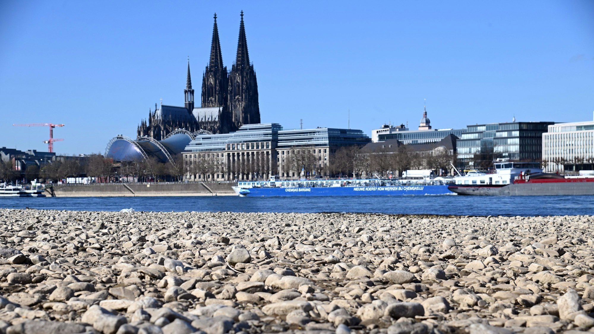 Der Rhein braucht dringend Regen. Die Pegelstände am Rhein sind ungewöhnlich tief gefallen.