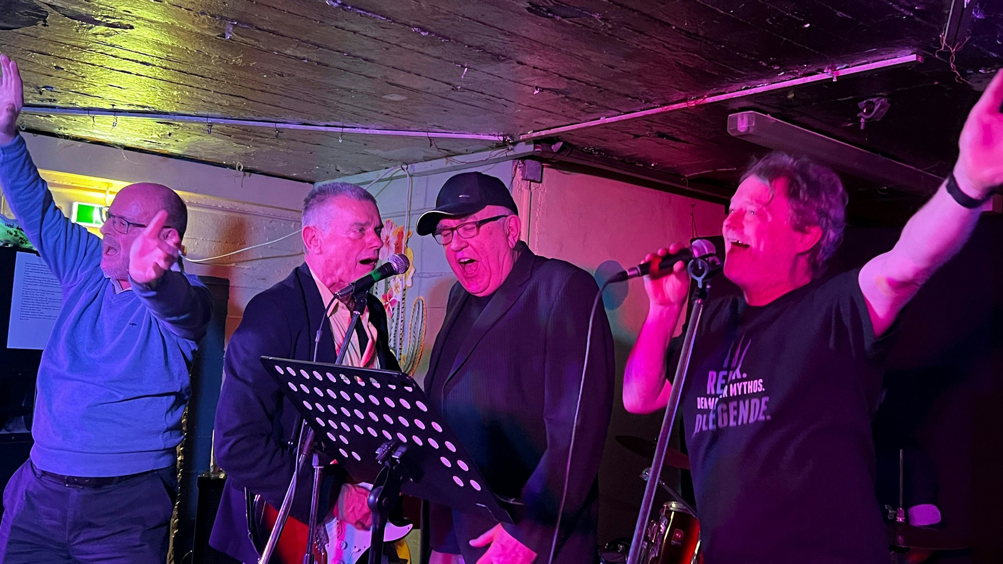 Verabschiedung von reiner Hilken (rechts) im Bunker. Von links: sein Bruder Günter Hilken, der ehemalige Currenta-Chef, Dieter Knotek und Eckhard Meszelinsky. Foto: Ralf Krieger