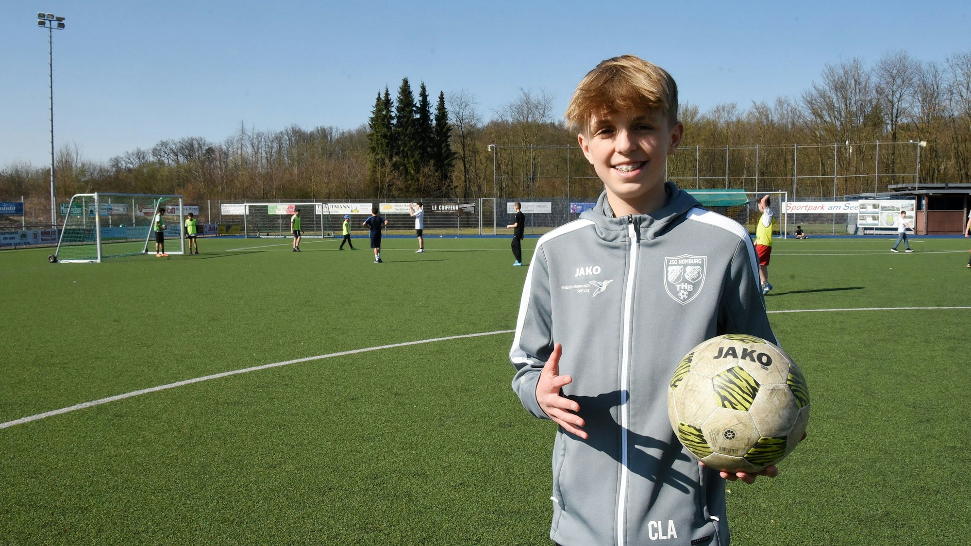 Carl Louis Altwicker steht mit einem Fußball in der Hand auf dem Fußballplatz in Nümbrecht.
