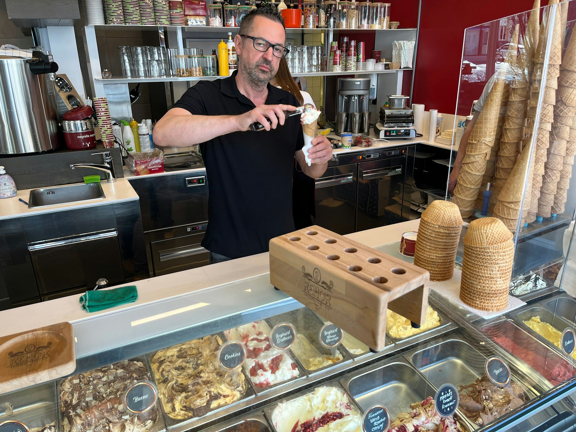 Die Preise für eine Kugel Eis liegen zwischen 1,30 und 1,90 Euro. Während die eine den Preis vom Vorjahr halten, schlagen andere zehn Cent drauf. Massimo Remor aus Hennef hat einen fruchtigen Sahnegeschmack neu im Angebot.