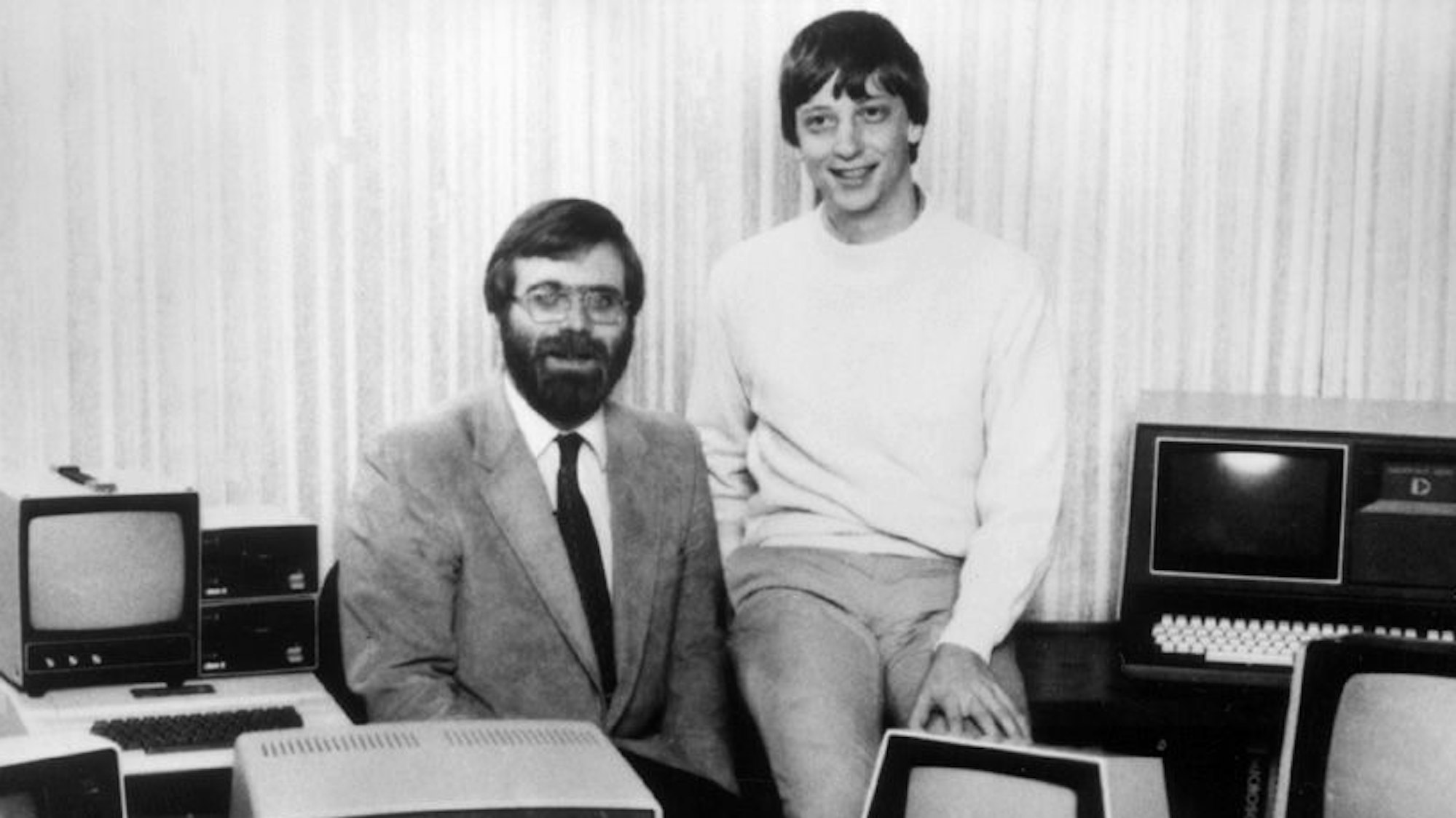 ARCHIV - 31.12.1977, USA, ---: Die beiden Microsoft-Gründer Bill Gates (r) und Paul Allen (l) aufgenommen im Jahr 1981. (Handout Microsoft) (zu dpa: «50 Jahre Microsoft: Erfolge und Fehltritte des Tech-Giganten») Foto: DB Microsoft HO/dpa +++ dpa-Bildfunk +++