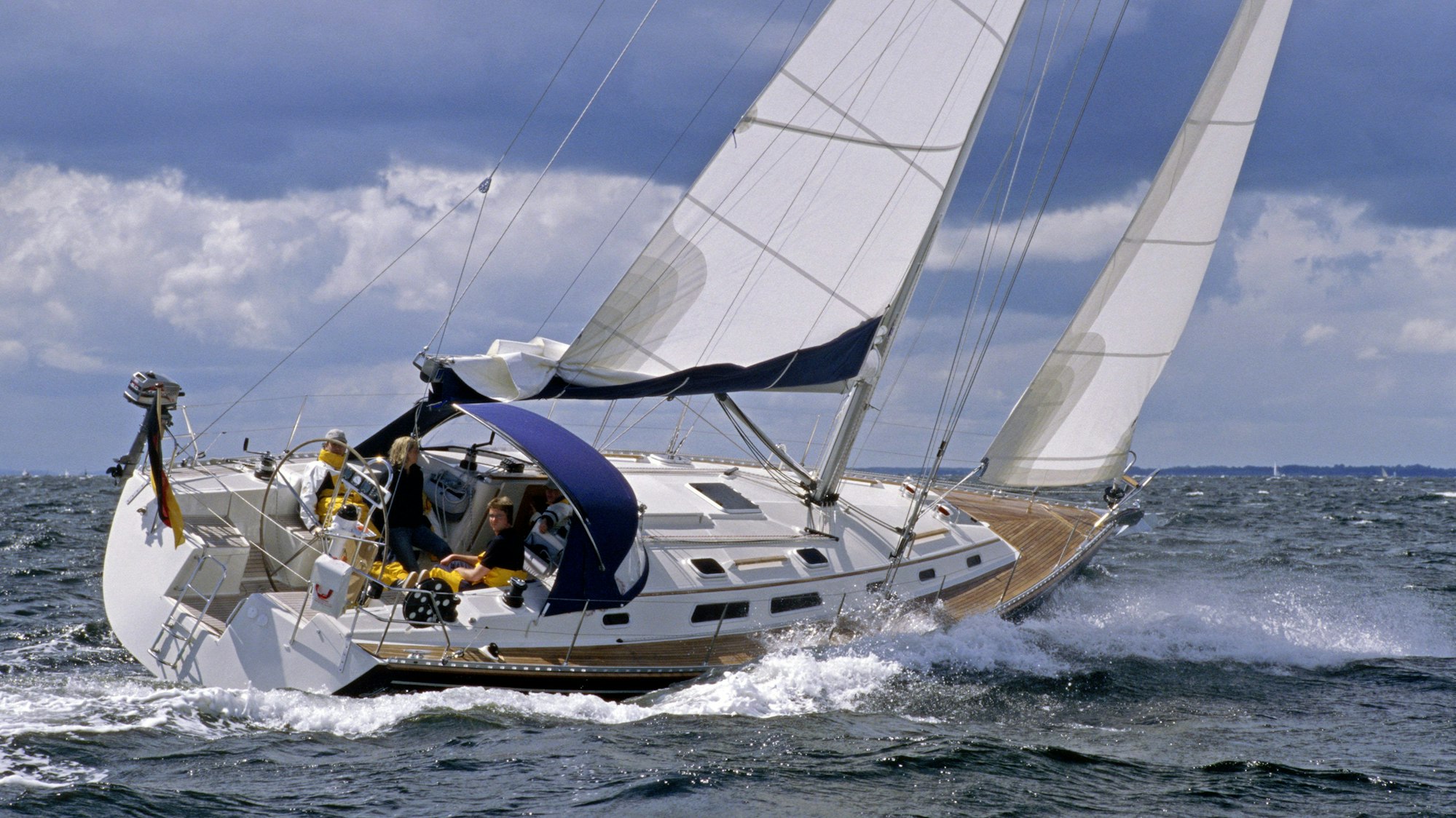 Eine Segeljacht fährt über das Meer.