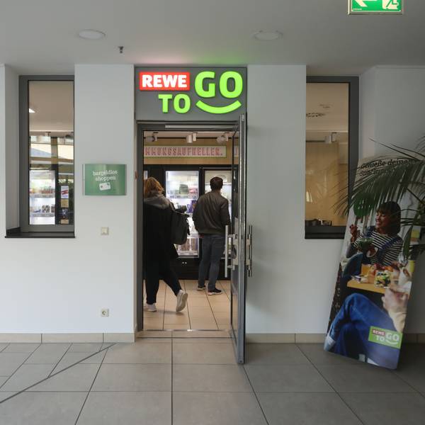Außenansicht des „Rewe to go“ im Eduardus-Krankenhaus.