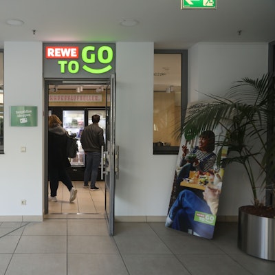 Außenansicht des „Rewe to go“ im Eduardus-Krankenhaus.