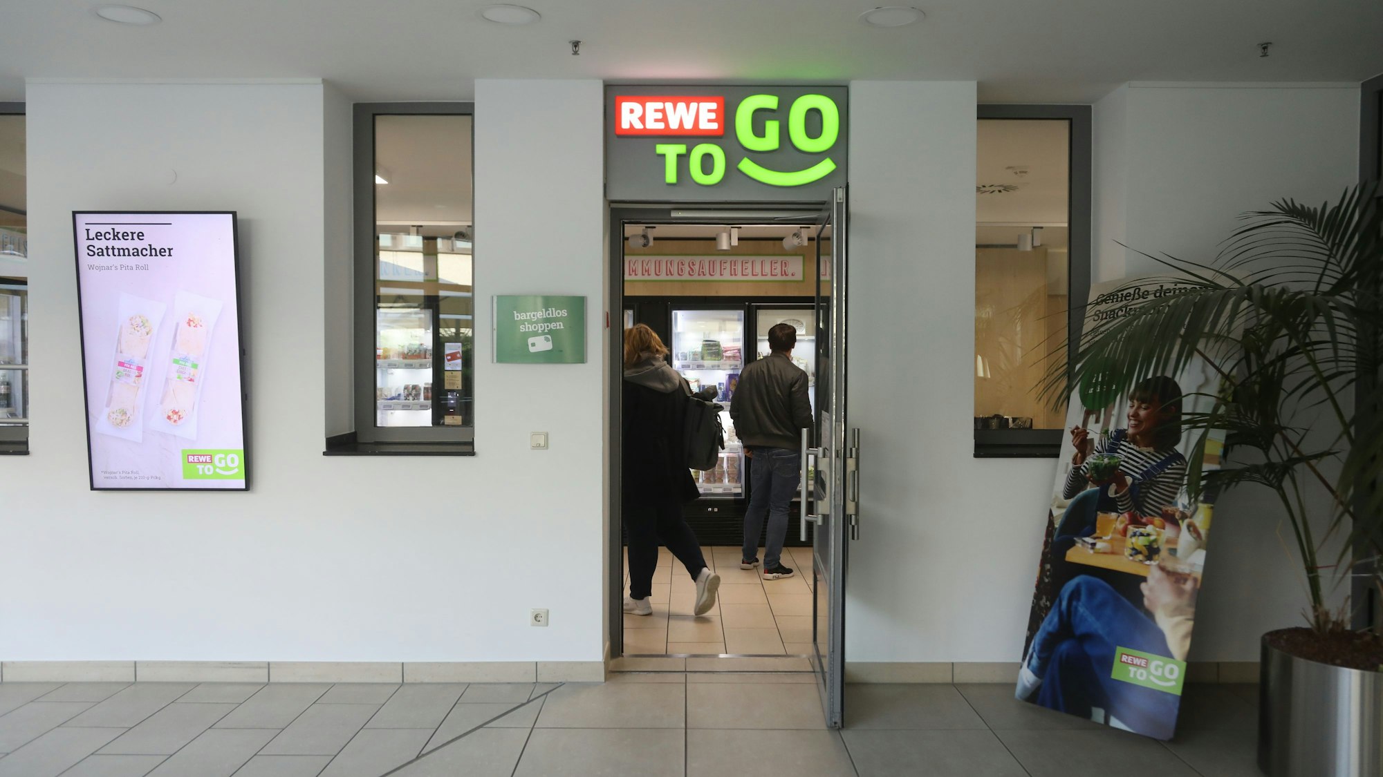 Außenansicht des „Rewe to go“ im Eduardus-Krankenhaus.