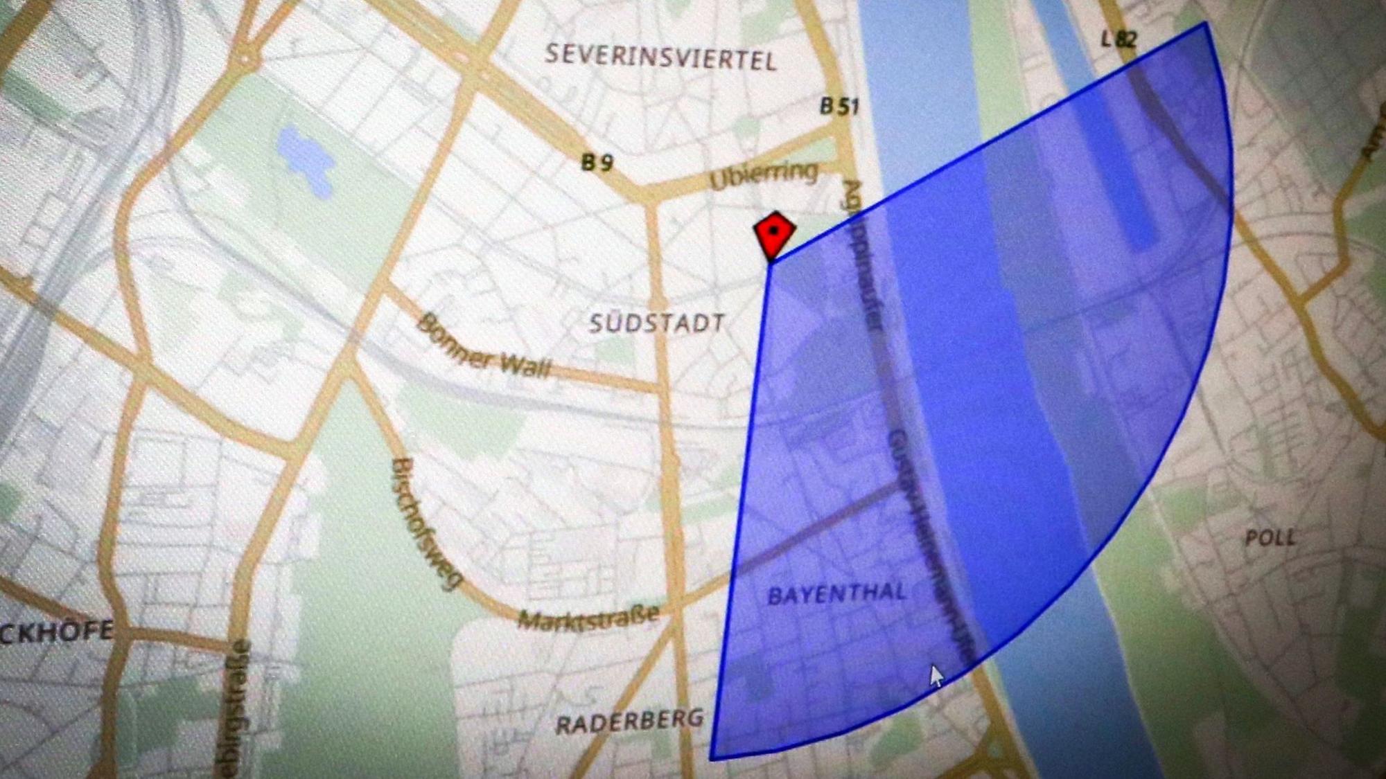 28.03.2025, Köln: Auf einer Karte sind mehre Orte der Kölner Südstadt zu sehen. Ein blauer Radius steckt einen Bereich ab, in dem ein Handy geortet wurde.