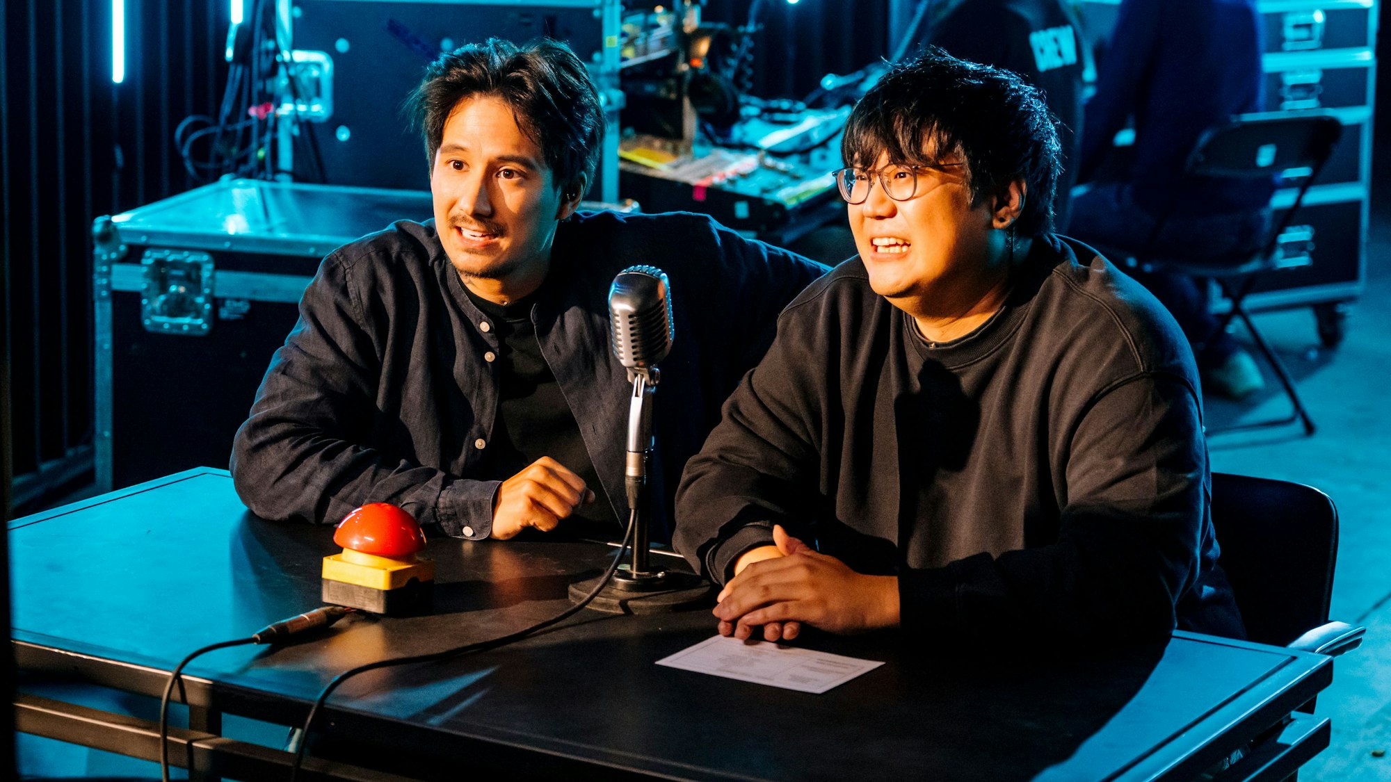 Gastgeber der Show sind die Youtuber Julien Bam (links) und Joon Kim. Sie kommentieren die Abenteuer der Rätselteams.