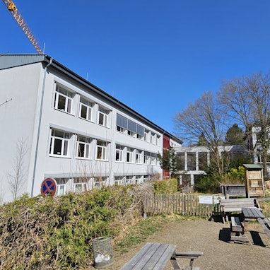 Blick auf die Gebäude der Realschule.