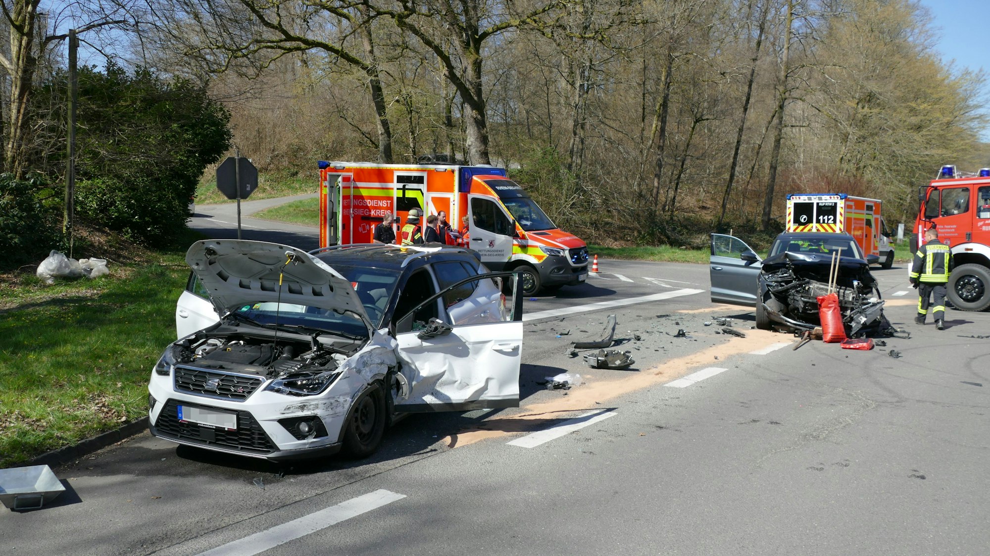 Der schwarze Skoda war auf der Kreuzung in Much in die Seite des weißen Seats geprallt.
