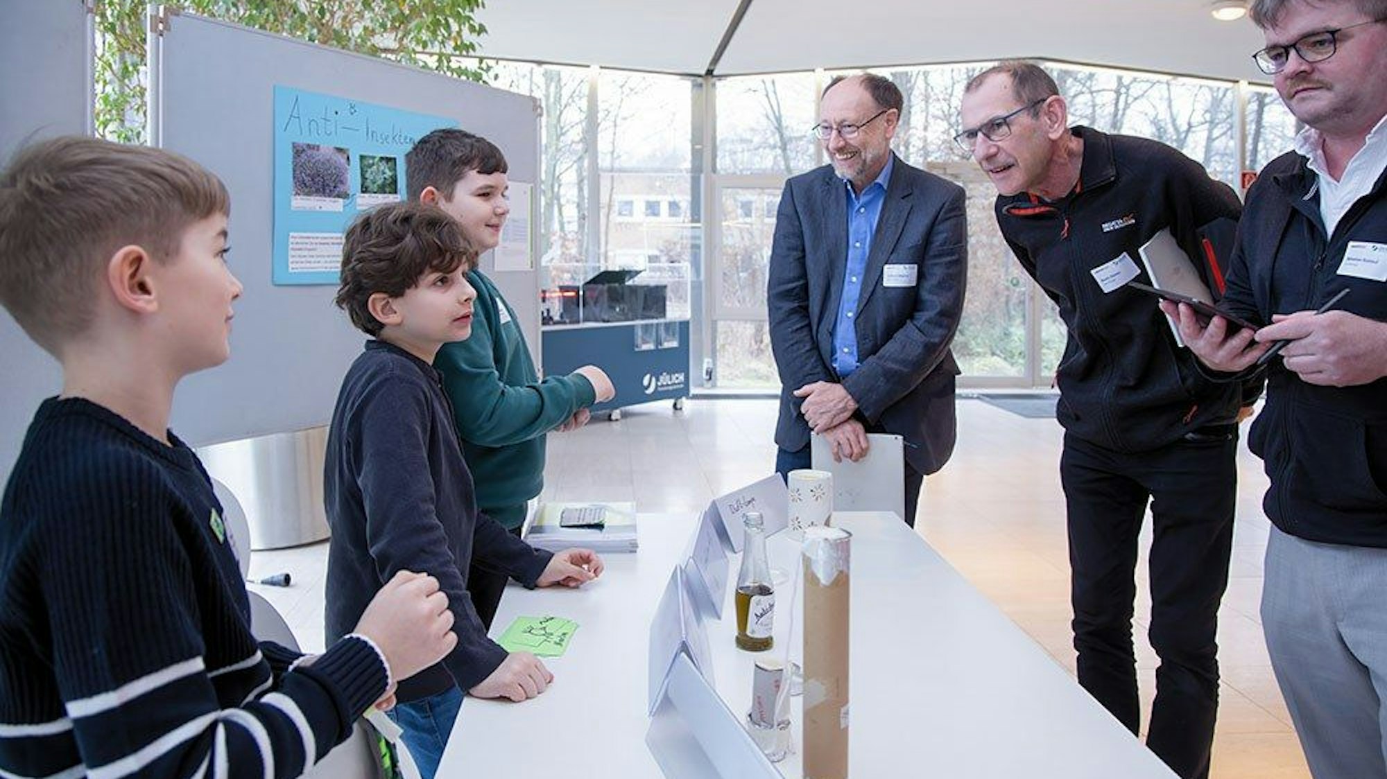 Timo Ferber, Samuel Karwoth und Marlon Breyer präsentieren ihre Forschung der Jury.