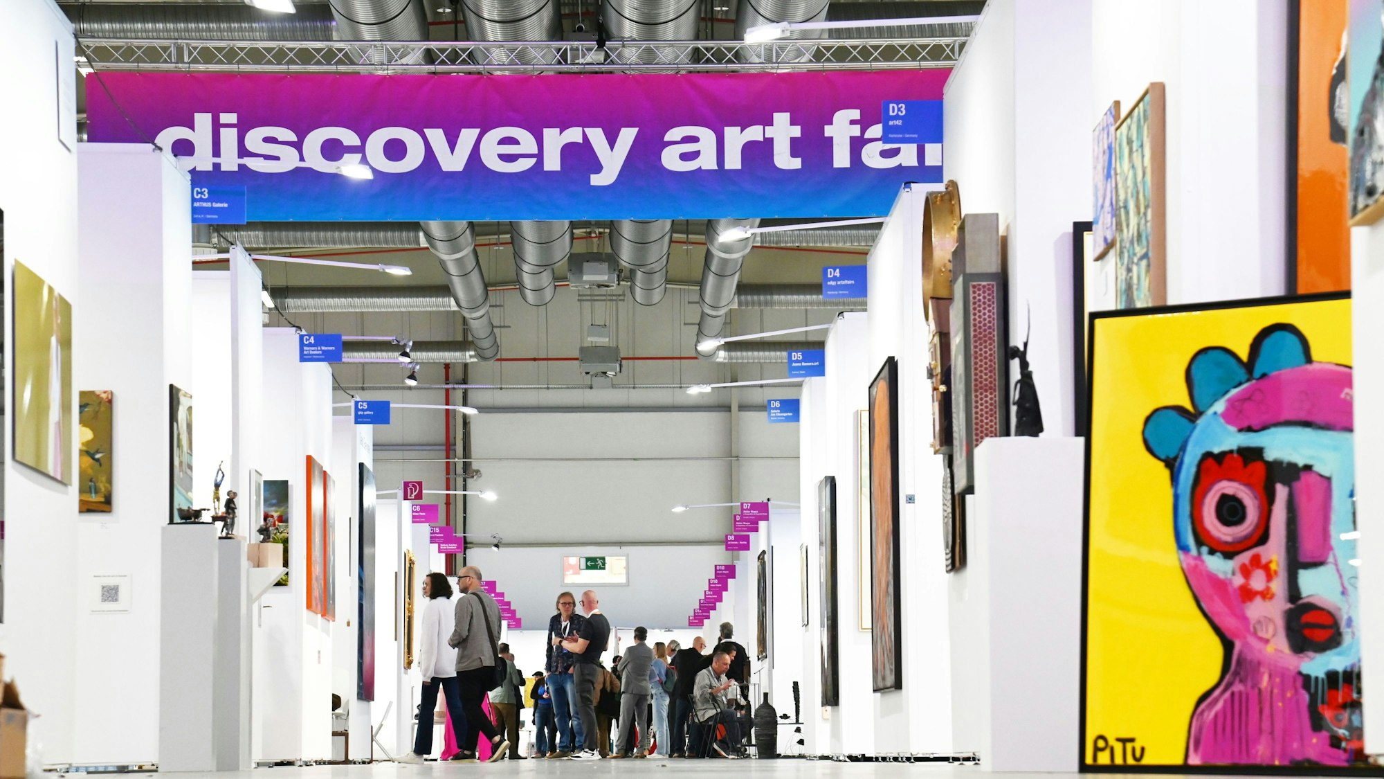 03.04.2025 Köln. Presserundgang zur Kunstmesse „Discovery Art Fair“ in der Xpost. Foto: Alexander Schwaiger