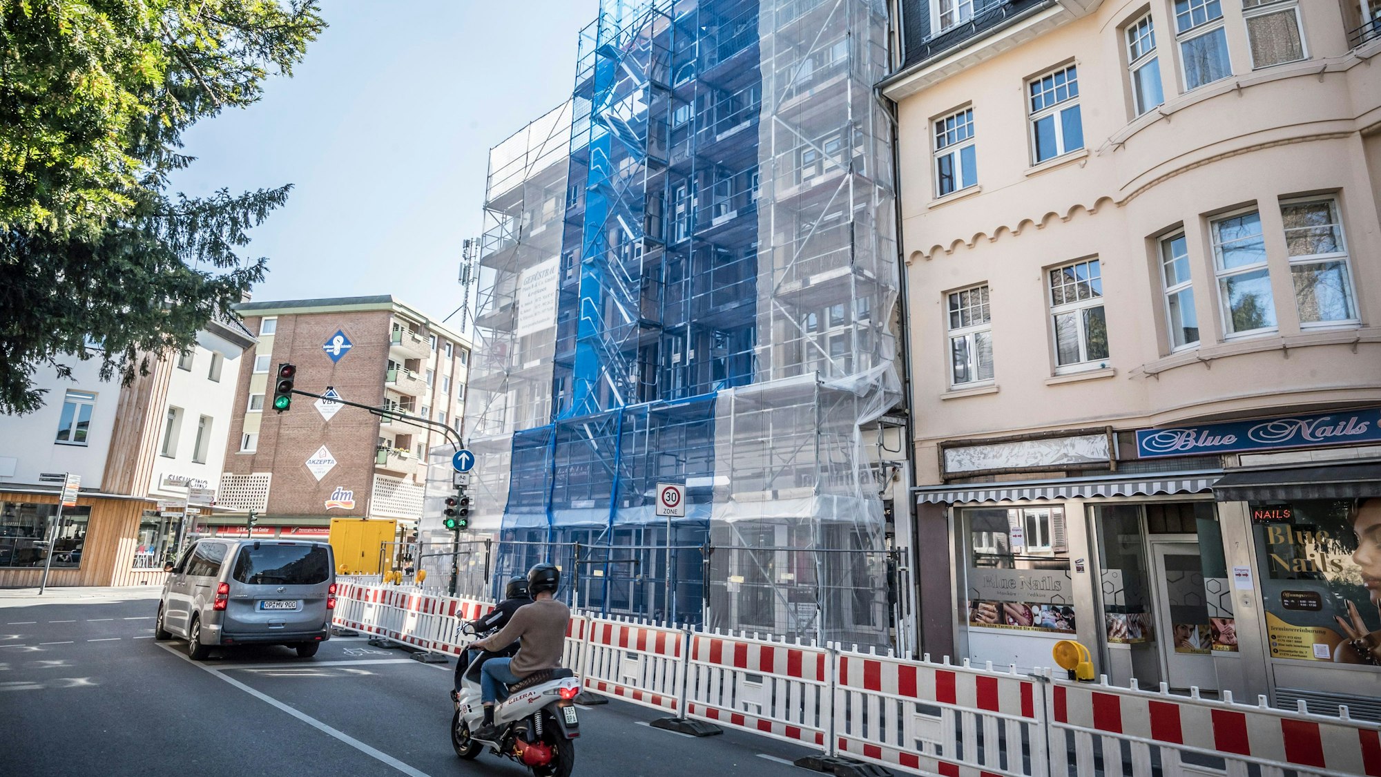 Das Brandhaus Düsseldorfer Straße 5 ist eingerüstet worden. Foto: Ralf Krieger