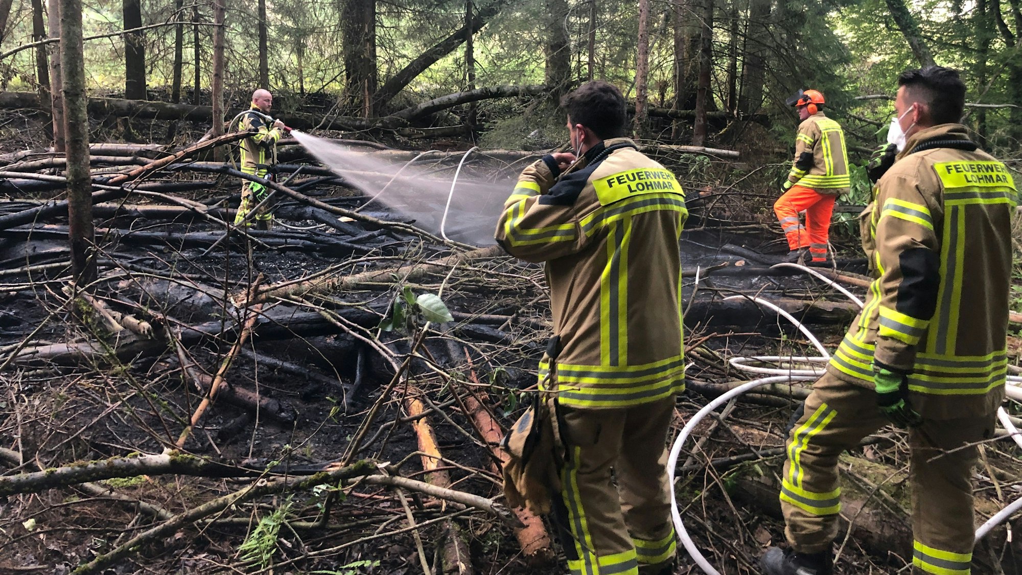Für die Brandbekämpfung ist hoher Personal- und Materialaufwand notwendig.