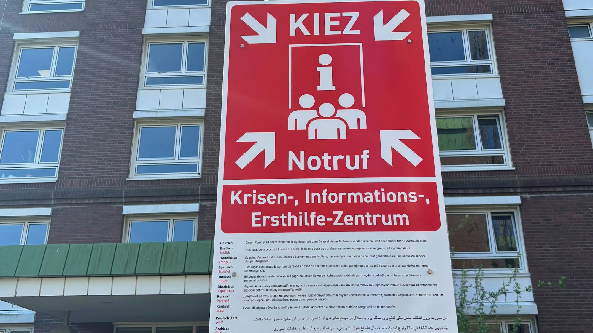 Das erste Kiez-Notrufschild vor dem Barmer-Haus.