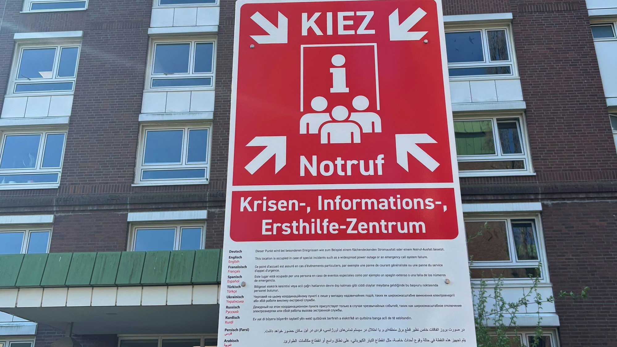 Das erste Kiez-Notrufschild vor dem Barmer Haus