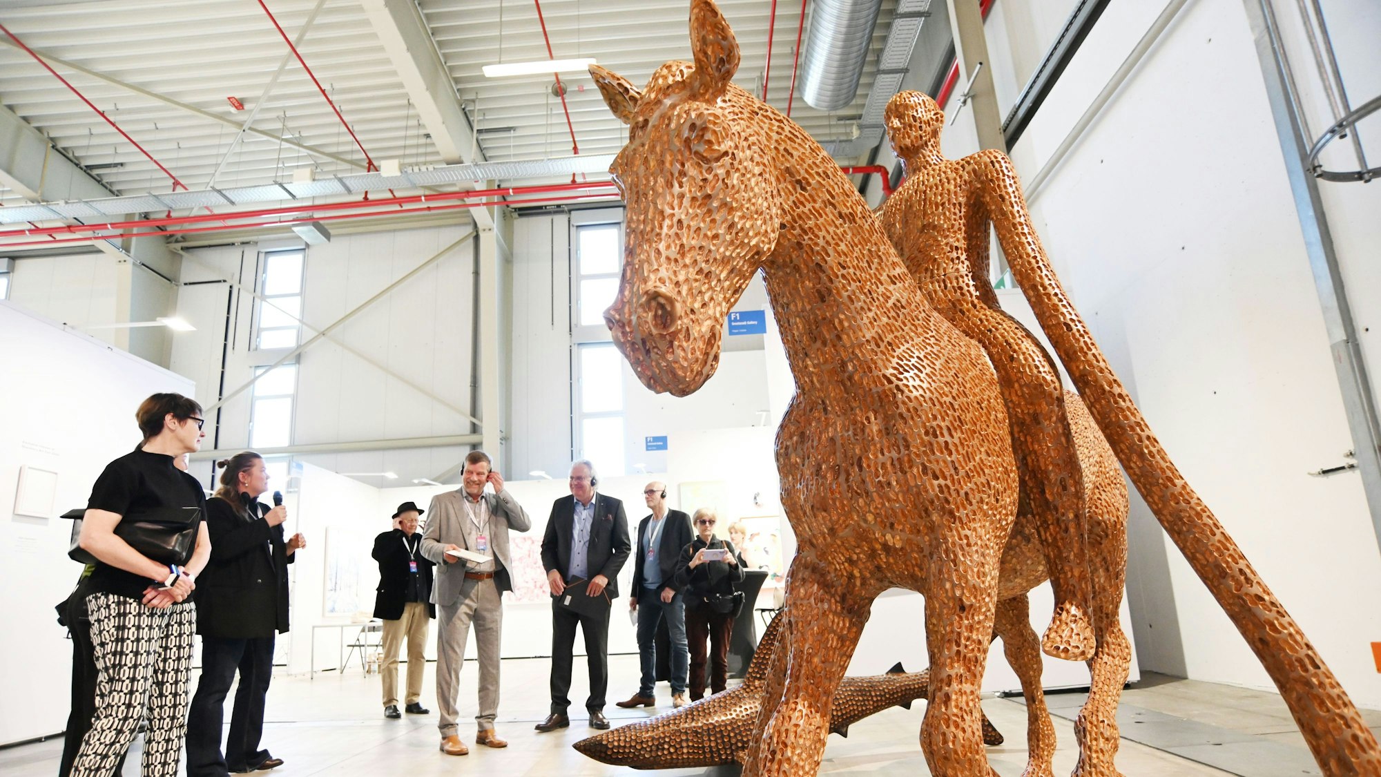 Die Pferdeskulptur am Eingang der Discovery Art Fair ist mit 100.000 Euro das teuerste Kunstwerk der Messe.