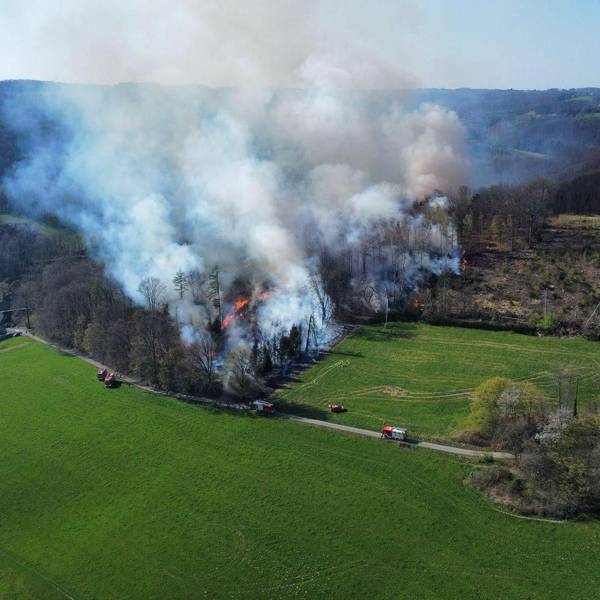 Auf einem Luftbild ist ein Waldbrand bei Overath-Brombach zu sehen.