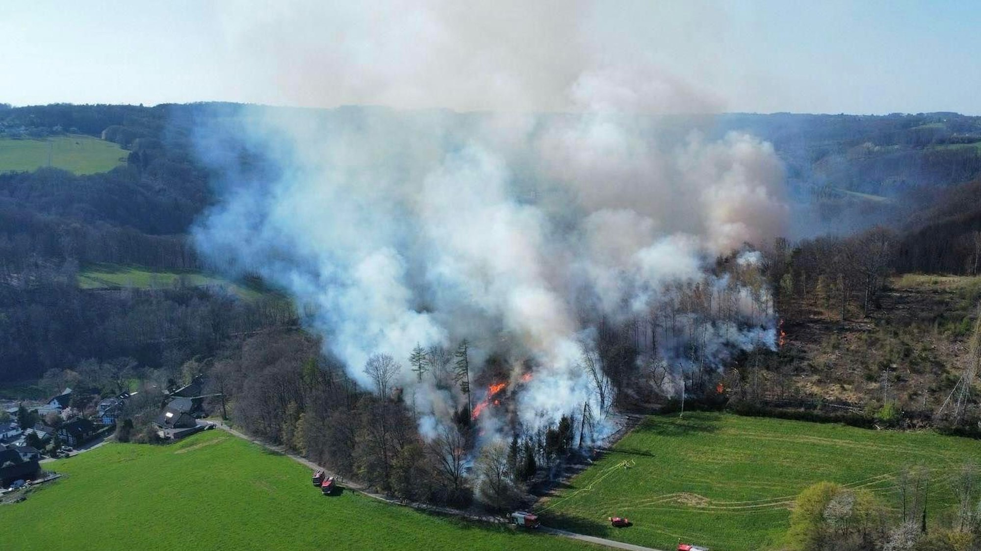 Auf einem Luftbild ist ein Waldbrand bei Overath-Brombach zu sehen.