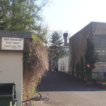 Das in die Jahre gekommene Gebäude des Erich-Kästner-Gymnasiums von außen.
