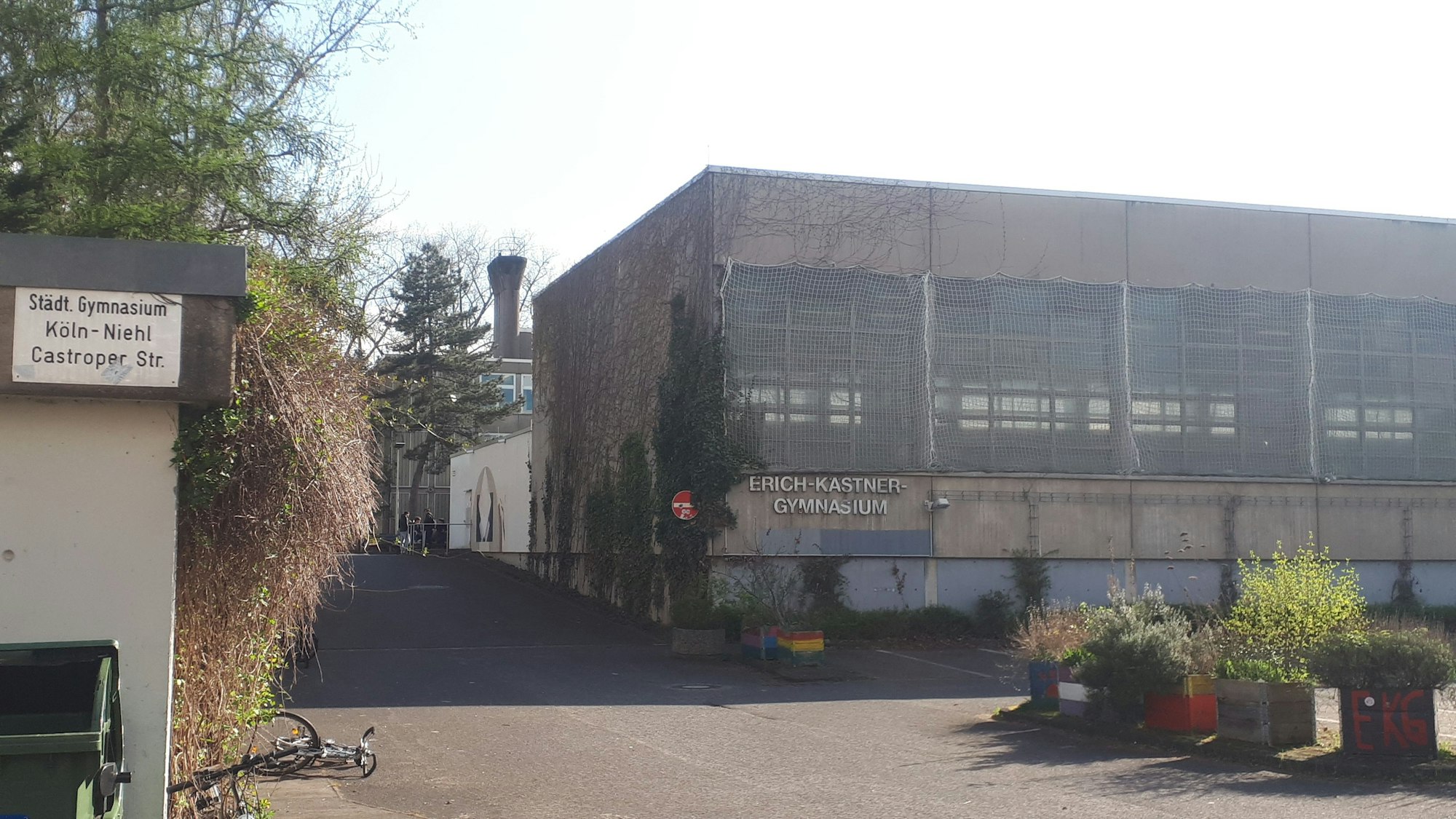 Das in die Jahre gekommene Gebäude des Erich-Kästner-Gymnasiums von außen.