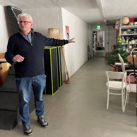 Vorsitzender Michael Schmidt im Fundus des Theaters, der soll demnächst eine Etage höher wandern.