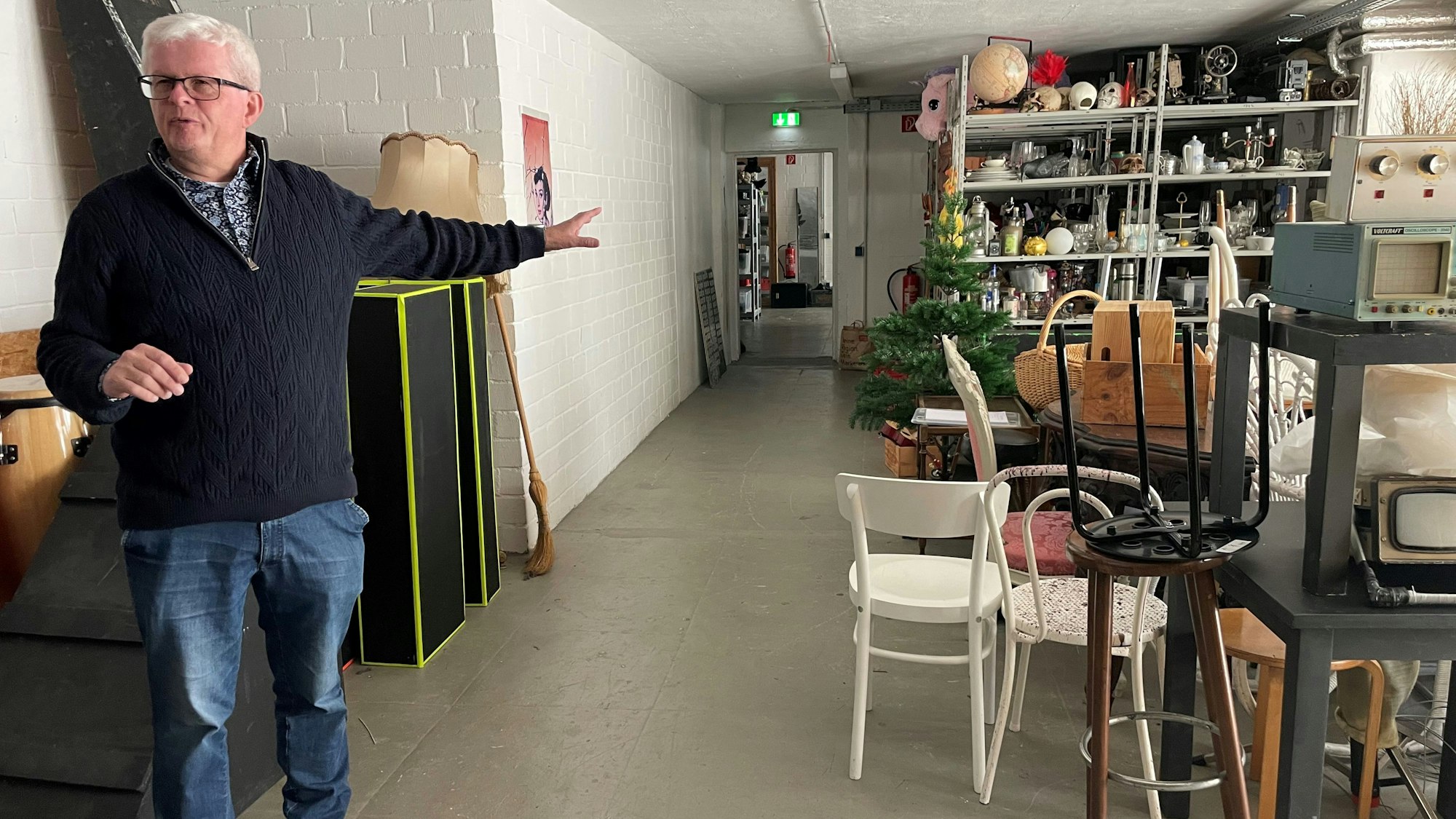 Vorsitzender Michael Schmidt im Fundus des Theaters, der soll demnächst eine Etage höher wandern.