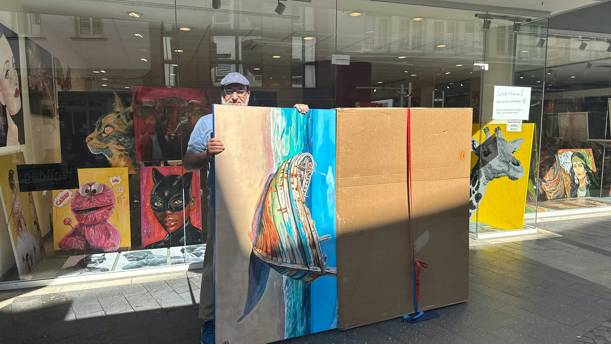 Die Bilder der Künstler werden aus der Galerie in der Holzgasse in Siegburg abgeholt.