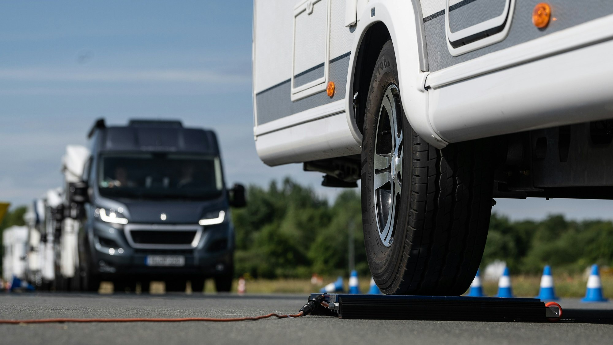 Ein Wohnmobil steht bei einer Wiegeaktion für Wohnmobile auf einer Waage.