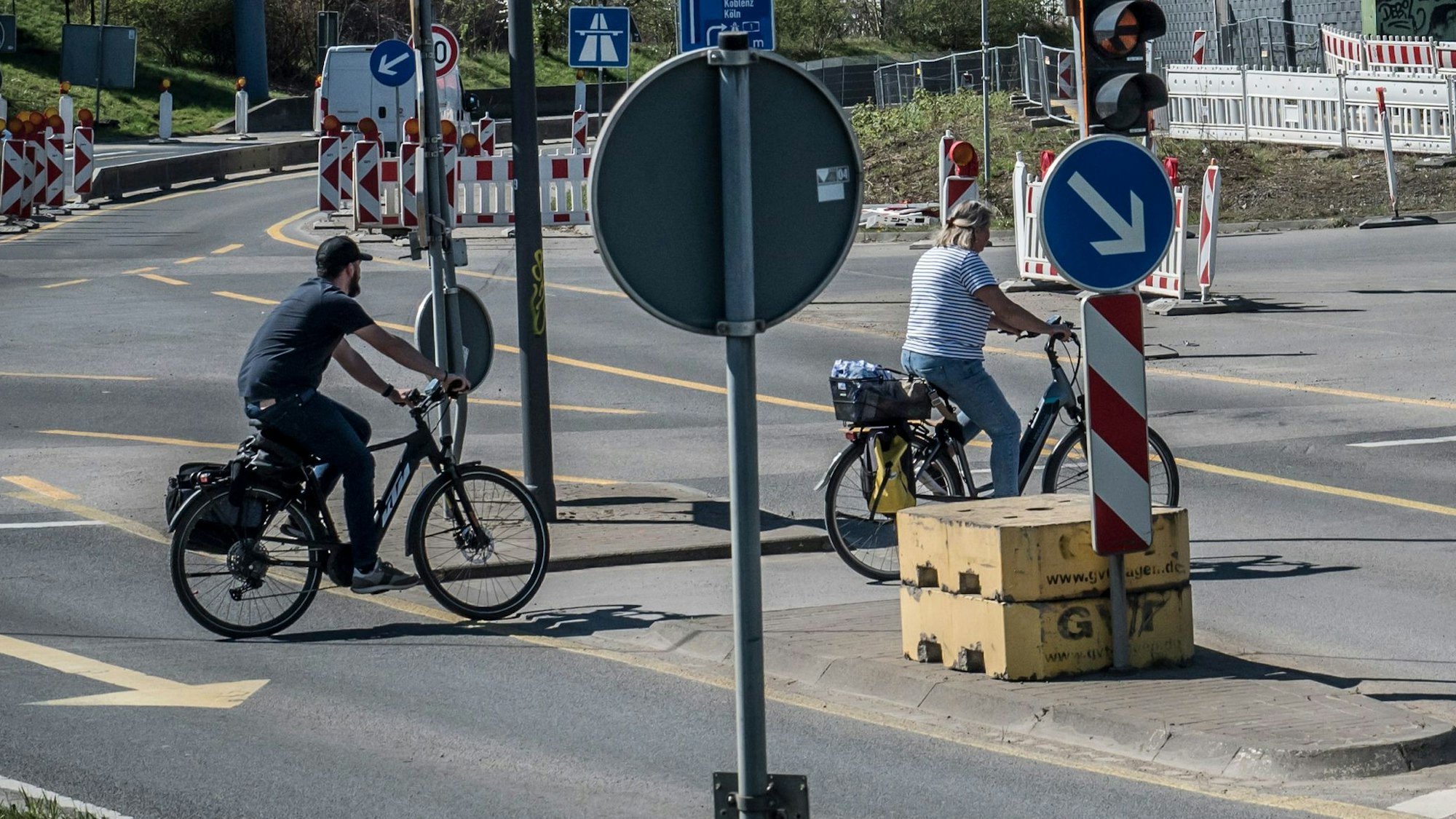 Den Westring überqueren an dieser Stelle viele Radfahrer, die Ortskundig sind. Es gibt eine Verkehrsinsel. Jetzt will man eine Ampel aufstellen. Foto: Ralf Krieger
