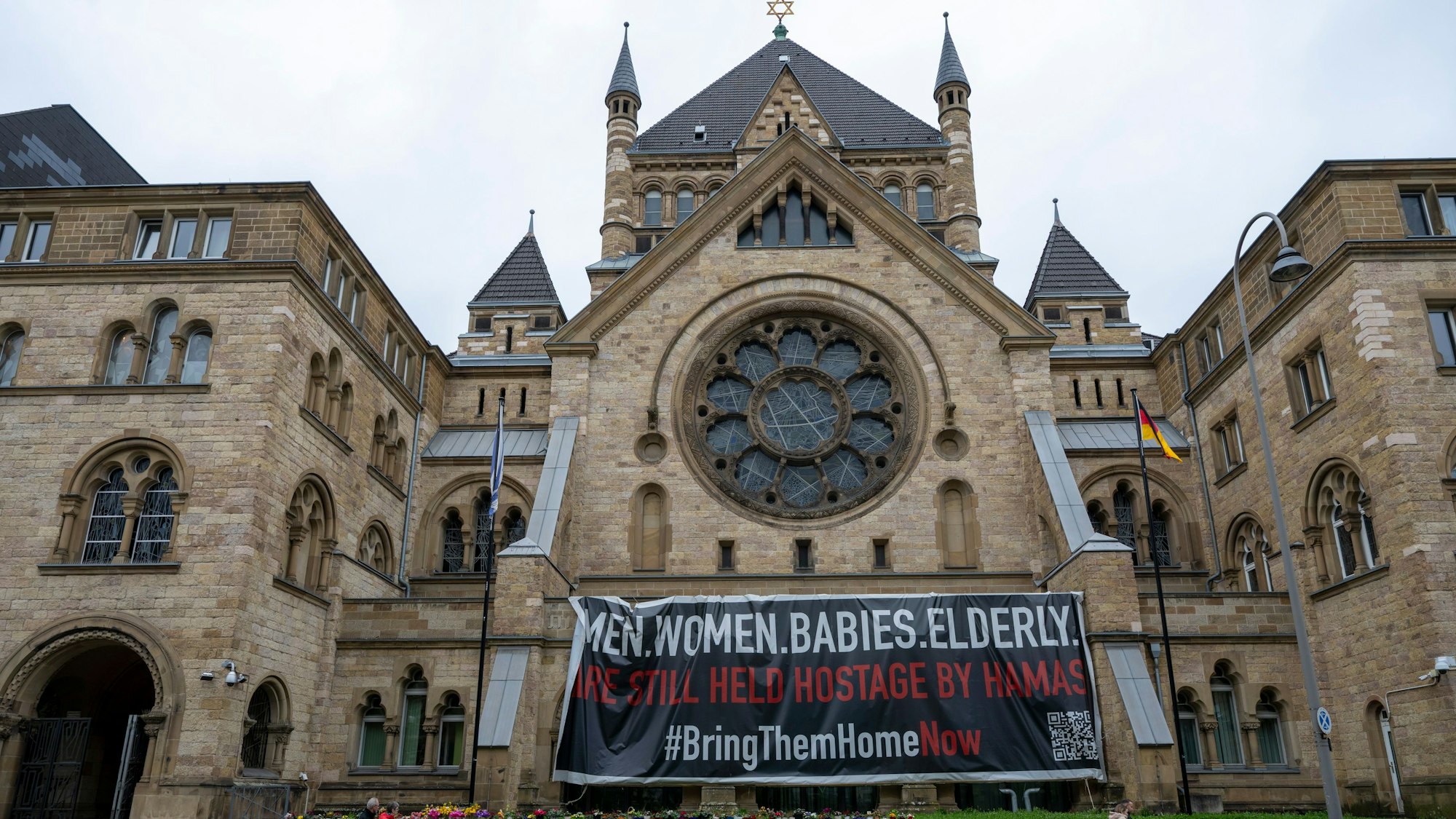 30.03.2025, Köln: Vor der Synagoge Roonstraße stehen noch immer zahlreiche Blumen und Transparente für die Geiseln des Hamas-Überfalls auf Israel vom 7. Oktober 2023. .
Foto: Uwe Weiser