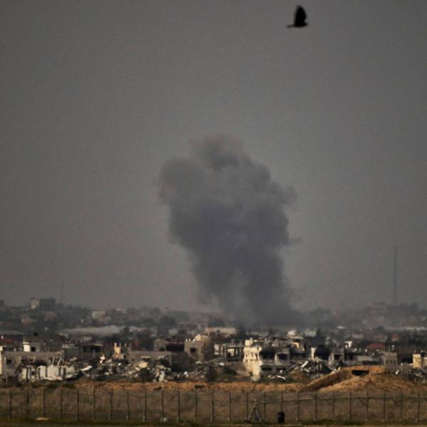 04.04.2025, Israel, ---: Rauch steigt nach einer Explosion im Gazastreifen auf, vom Süden Israels aus gesehen. Foto: Leo Correa/AP/dpa +++ dpa-Bildfunk +++