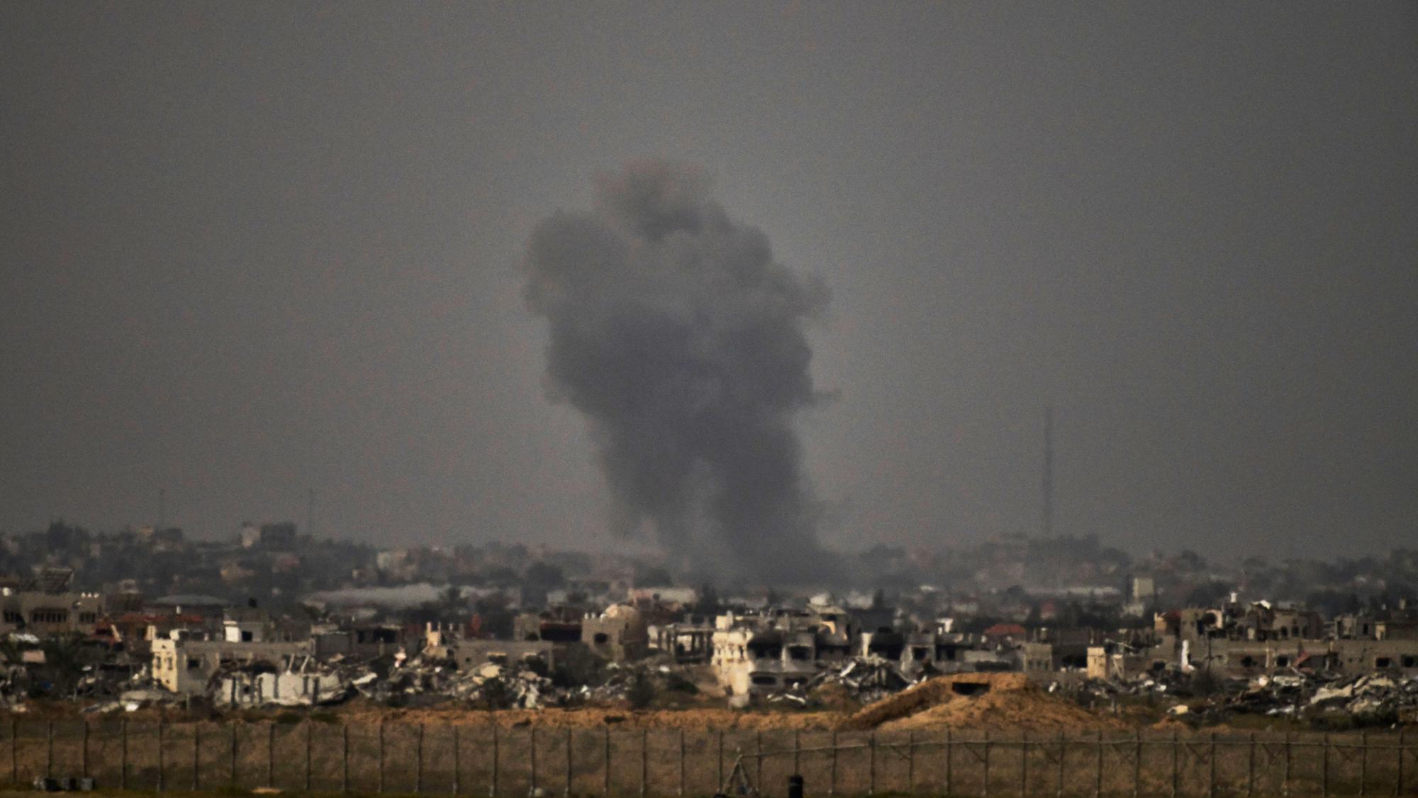 04.04.2025, Israel, ---: Rauch steigt nach einer Explosion im Gazastreifen auf, vom Süden Israels aus gesehen. Foto: Leo Correa/AP/dpa +++ dpa-Bildfunk +++