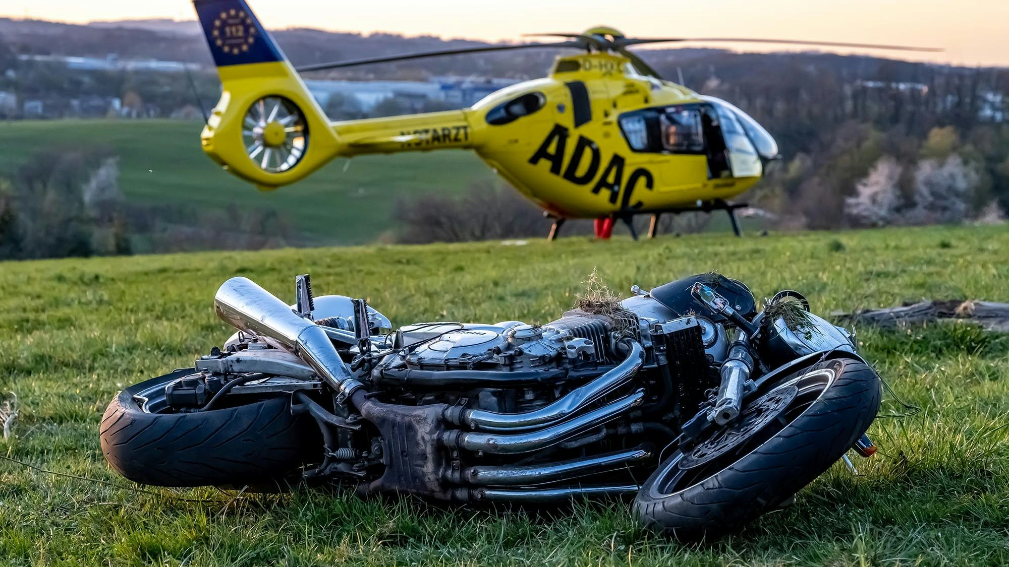 Motorradunfall im Reichshof. Rettungshubschrauber und Rettungswagen im Einsatz.