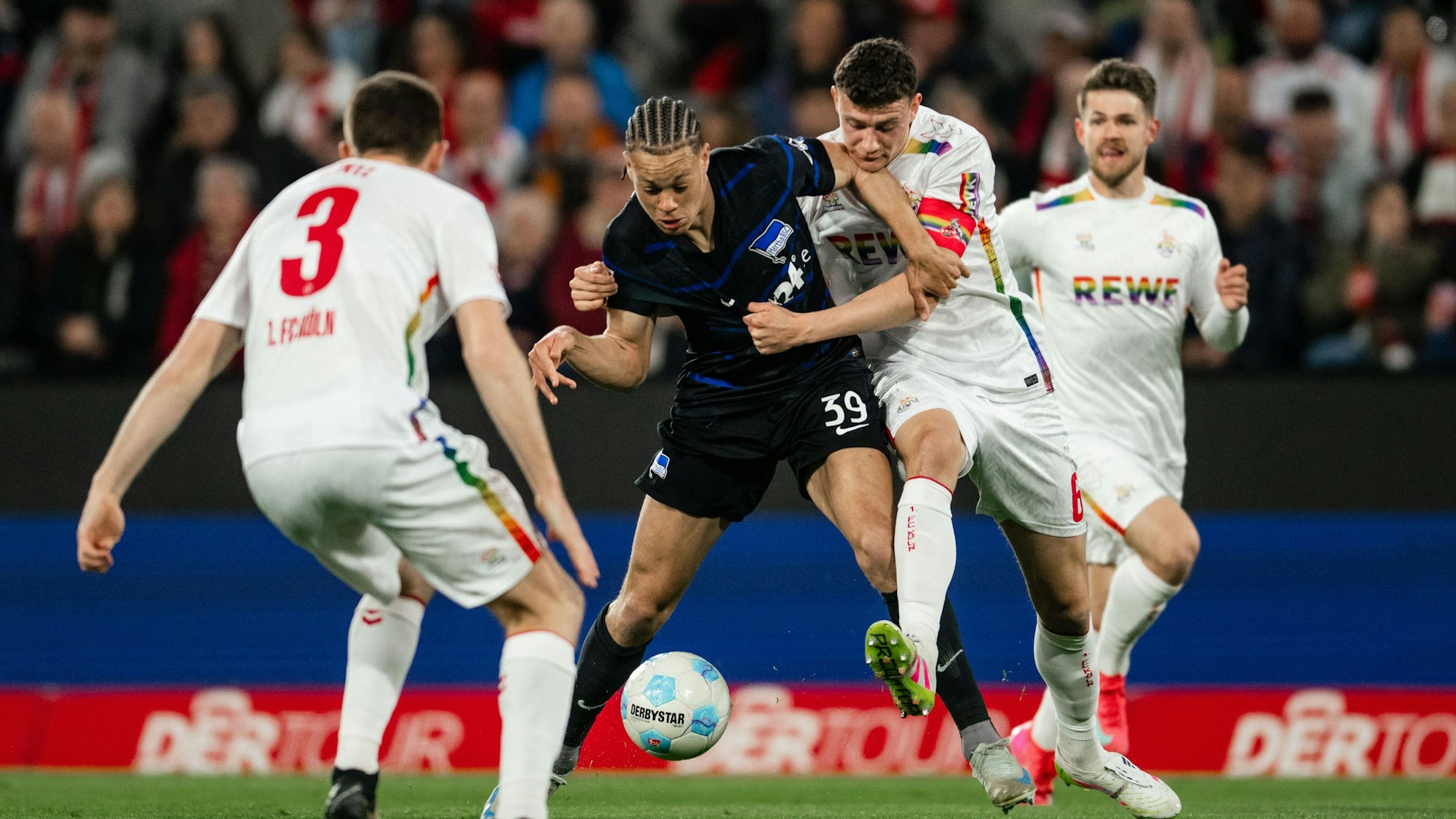 Eric Martel (3. v.l.) und Herthas Derry Scherhant (2. v.l.) kämpfen um den Ball. Links läuft Kölns Dominique Heintz.