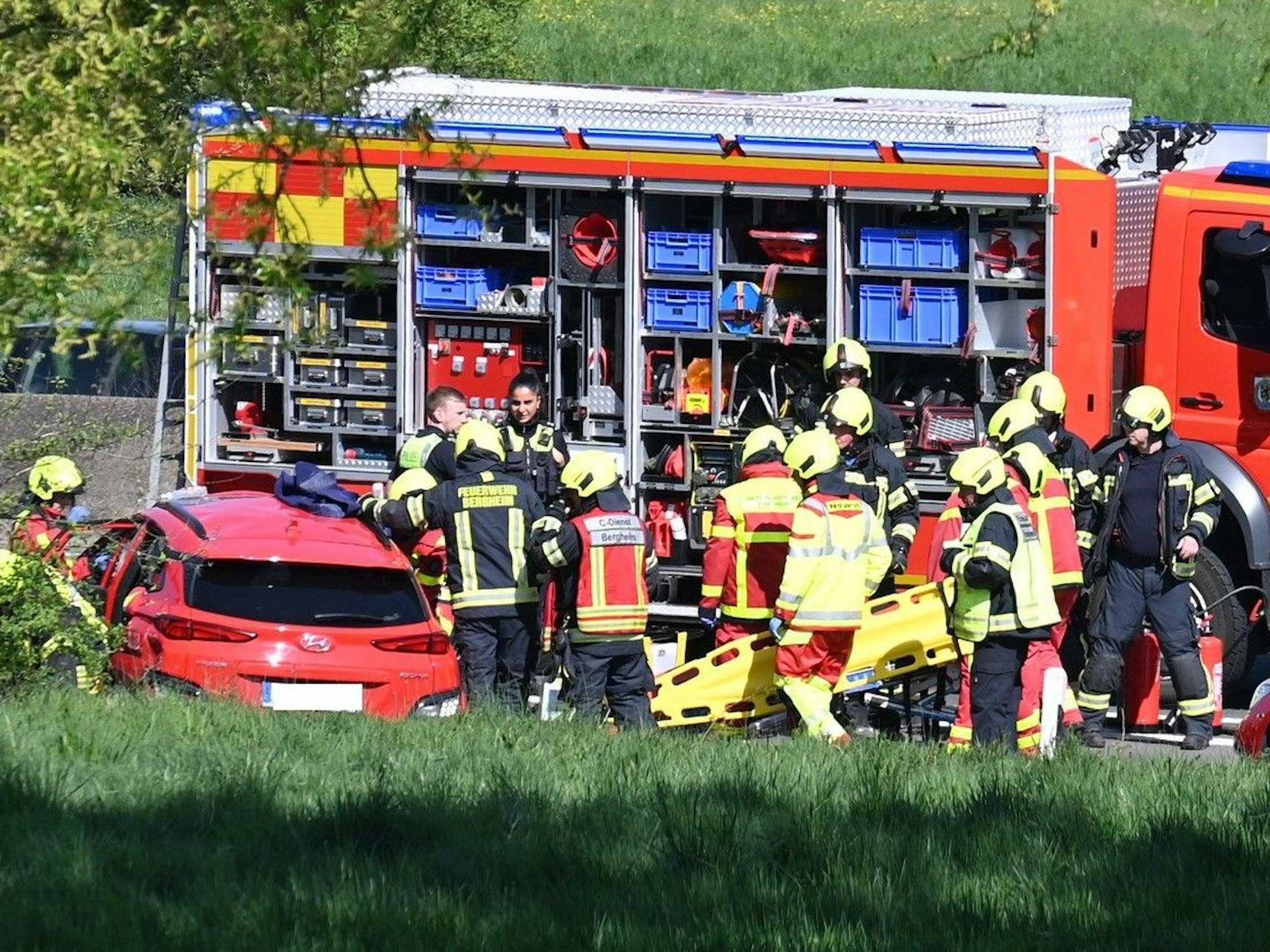 Das Bild zeigt mehrere Einsatzkräfte der Feuerwehr an der Unfallstelle auf der Autobahn bei Bergheim.