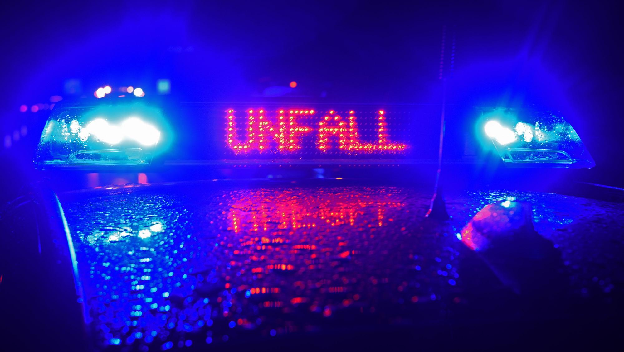 ARCHIV - 19.08.2019, Bayern, Leipheim: Polizei-Blaulicht bei Unfallaufnahme. (Symbolbild) (zu dpa: «Lastwagen kippt auf A3 um · 13-stündige Teilsperrung») Foto: Stefan Puchner/dpa +++ dpa-Bildfunk +++