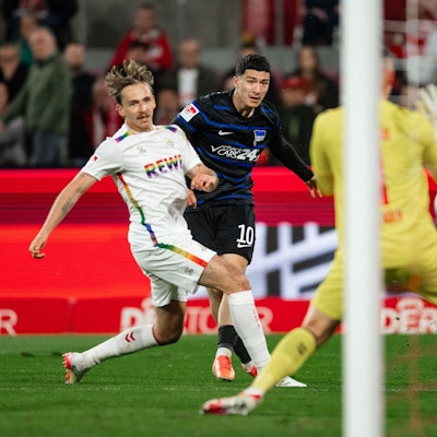 Marvin Schwäbe pariert brahim Mazas Schuss in der ersten Halbzeit.