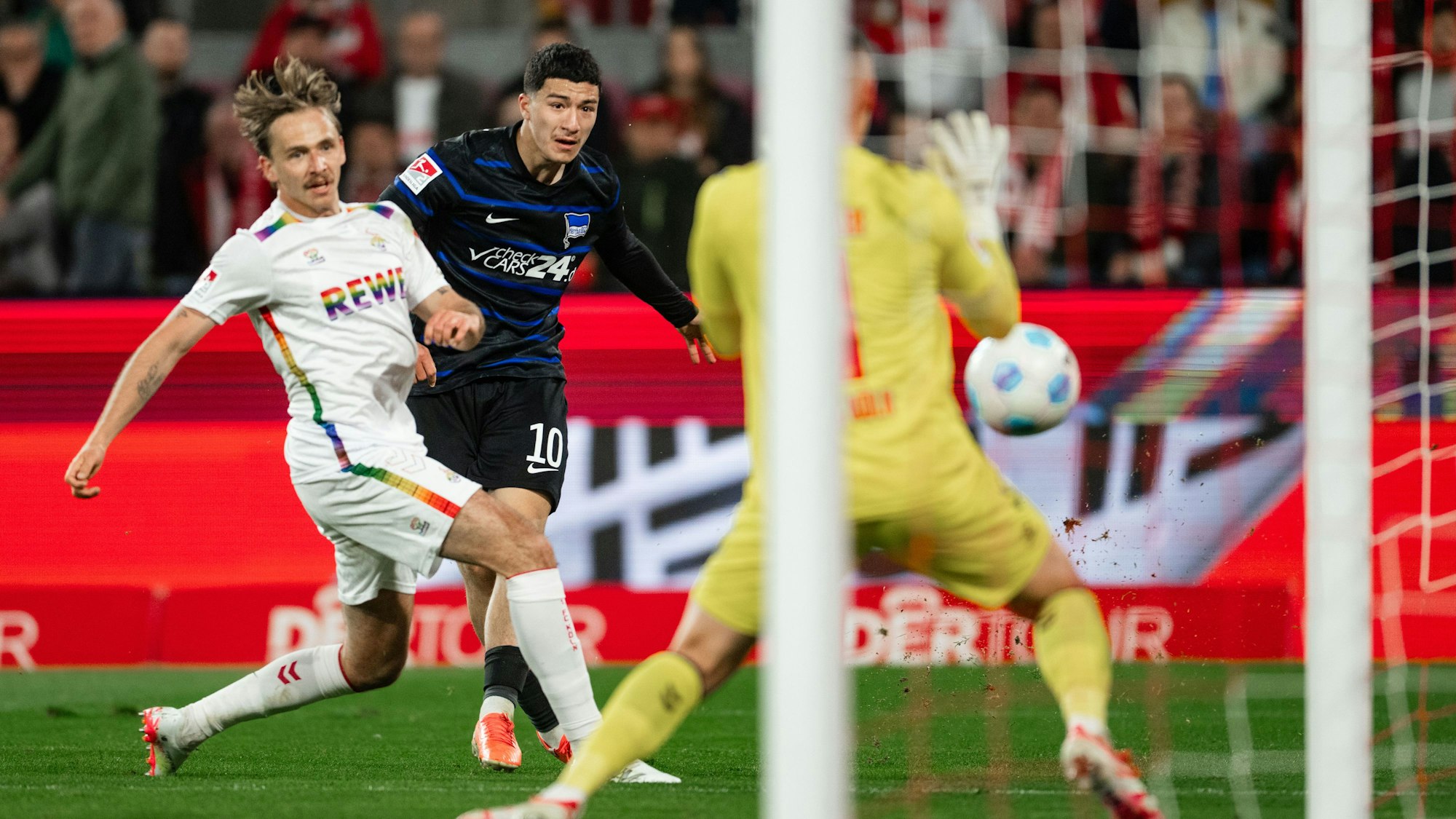 Marvin Schwäbe pariert brahim Mazas Schuss in der ersten Halbzeit.