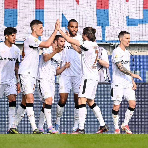 05.04.2025, Baden-Württemberg, Heidenheim: Fußball: Bundesliga, 1. FC Heidenheim - Bayer Leverkusen, 28. Spieltag, Voith-Arena. Leverkusens Emiliano Buendia (3.v.l) jubelt mit den Teamkollegen über seinen Treffer zum 0:1. Foto: Harry Langer/dpa - WICHTIGER HINWEIS: Gemäß den Vorgaben der DFL Deutsche Fußball Liga bzw. des DFB Deutscher Fußball-Bund ist es untersagt, in dem Stadion und/oder vom Spiel angefertigte Fotoaufnahmen in Form von Sequenzbildern und/oder videoähnlichen Fotostrecken zu verwerten bzw. verwerten zu lassen. +++ dpa-Bildfunk +++
