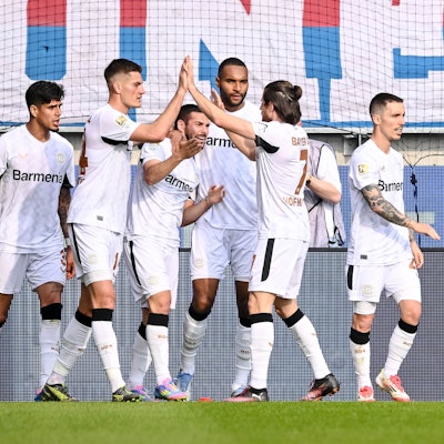 05.04.2025, Baden-Württemberg, Heidenheim: Fußball: Bundesliga, 1. FC Heidenheim - Bayer Leverkusen, 28. Spieltag, Voith-Arena. Leverkusens Emiliano Buendia (3.v.l) jubelt mit den Teamkollegen über seinen Treffer zum 0:1. Foto: Harry Langer/dpa - WICHTIGER HINWEIS: Gemäß den Vorgaben der DFL Deutsche Fußball Liga bzw. des DFB Deutscher Fußball-Bund ist es untersagt, in dem Stadion und/oder vom Spiel angefertigte Fotoaufnahmen in Form von Sequenzbildern und/oder videoähnlichen Fotostrecken zu verwerten bzw. verwerten zu lassen. +++ dpa-Bildfunk +++