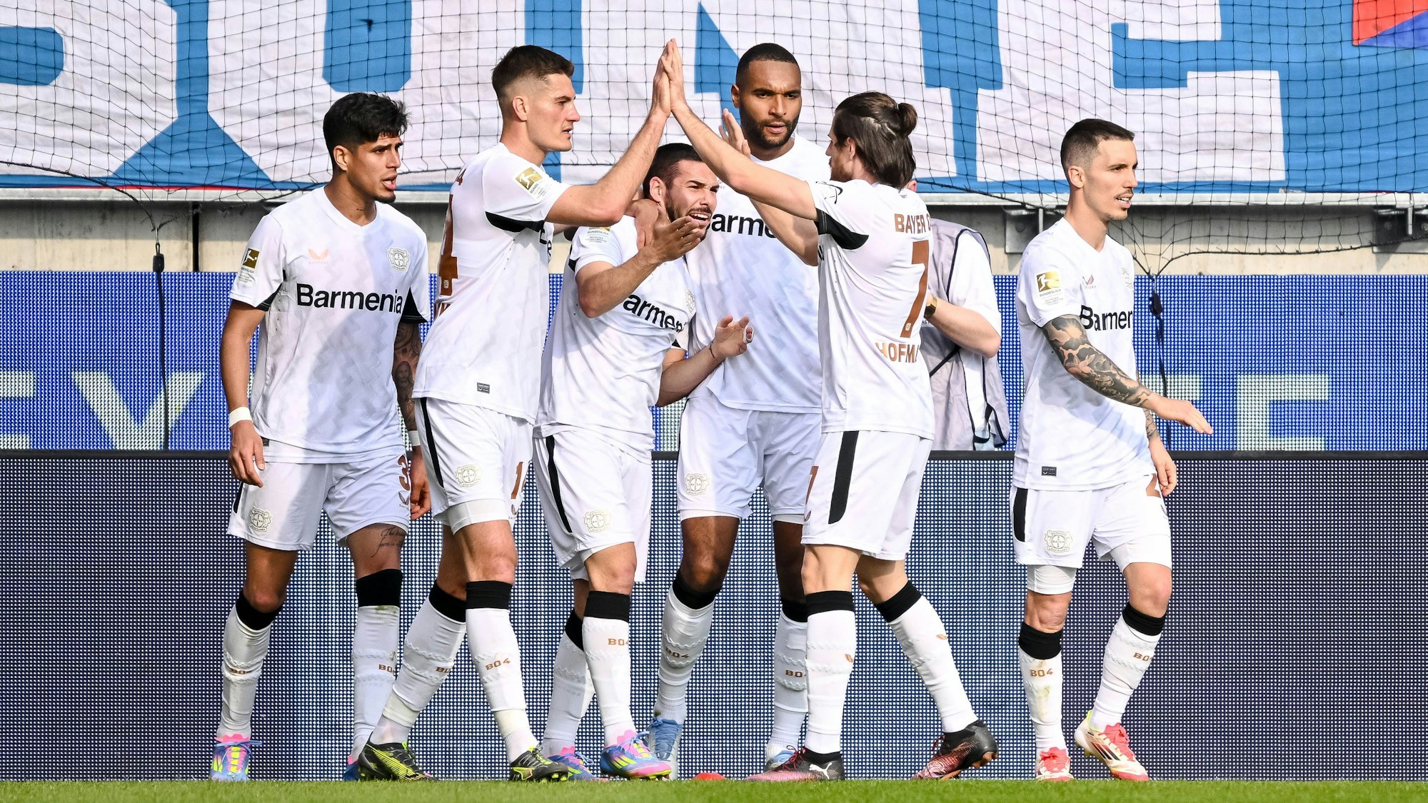 05.04.2025, Baden-Württemberg, Heidenheim: Fußball: Bundesliga, 1. FC Heidenheim - Bayer Leverkusen, 28. Spieltag, Voith-Arena. Leverkusens Emiliano Buendia (3.v.l) jubelt mit den Teamkollegen über seinen Treffer zum 0:1. Foto: Harry Langer/dpa - WICHTIGER HINWEIS: Gemäß den Vorgaben der DFL Deutsche Fußball Liga bzw. des DFB Deutscher Fußball-Bund ist es untersagt, in dem Stadion und/oder vom Spiel angefertigte Fotoaufnahmen in Form von Sequenzbildern und/oder videoähnlichen Fotostrecken zu verwerten bzw. verwerten zu lassen. +++ dpa-Bildfunk +++