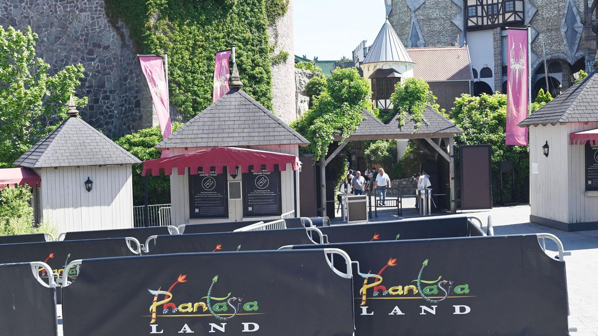 Blick auf den Eingang zum Phantasialand in Brühl. (Archivfoto)