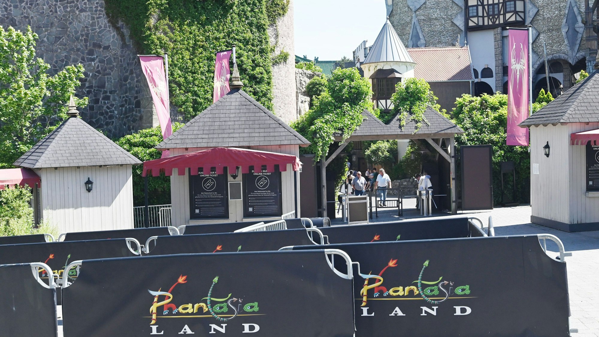Blick auf den Eingang zum Phantasialand in Brühl. (Archivfoto)