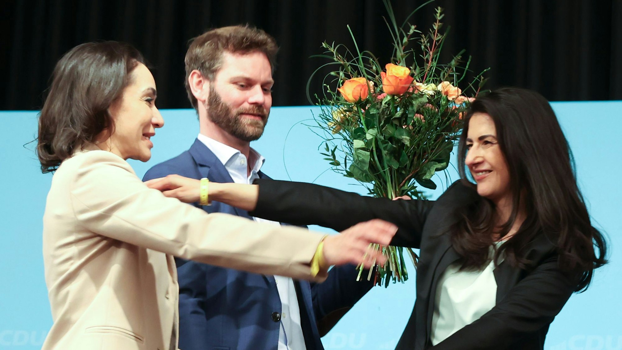 05.04.2025
Köln:
Kreisparteitag der CDU Köln mit Vorstandwahlen. Im Fokus unserer Bericherstattung steht der neue Vorstand der CDU Köln.
Serap Güler hat gewonnen
Dr. Janina Jänsch, Florian Braun, Serap Güler und Nathanael Liminski
Foto: Martina Goyert