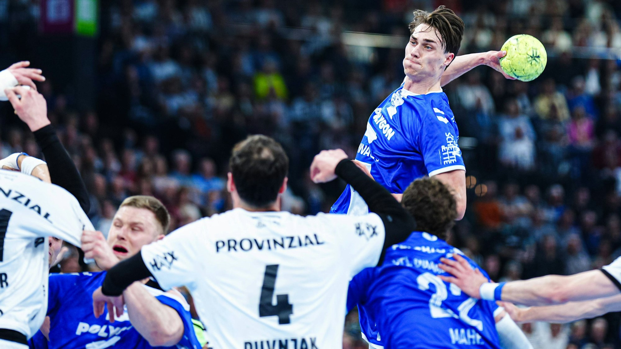 Miro Schluroff beim Sprungwurf.