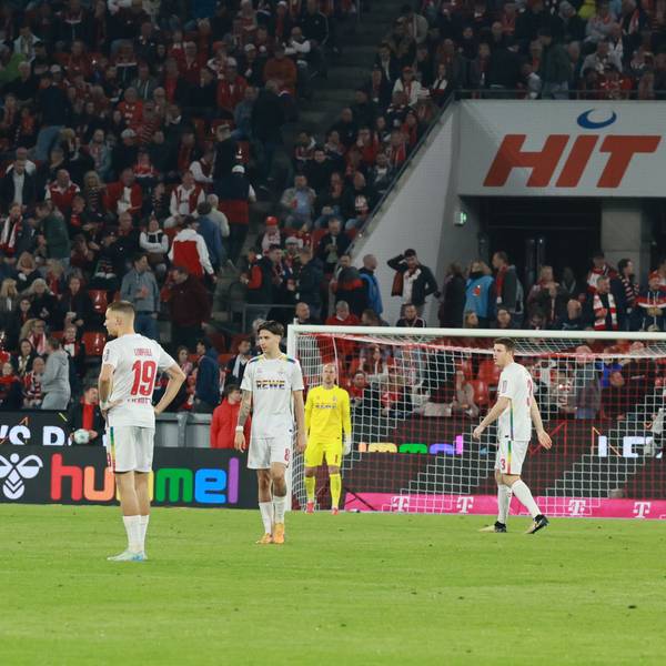 Die Kölner Spieler stehen frustriert in ihrer Hälfte.