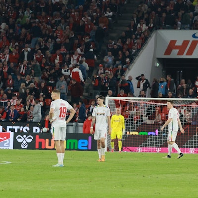 Die Kölner Spieler stehen frustriert in ihrer Hälfte.