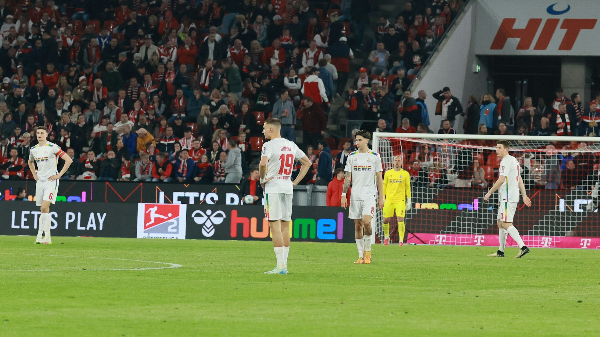 Die Kölner Spieler stehen frustriert in ihrer Hälfte.